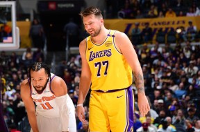 九游-东契奇重返赛场，夺冠首场状态出色，曼联观众沸腾！