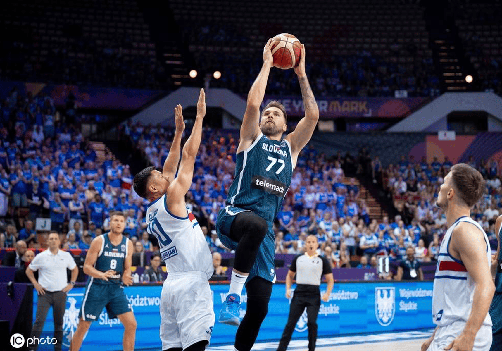 东契奇连续三场比赛得分超过比分优势明显，美国队挑战极限！的简单介绍